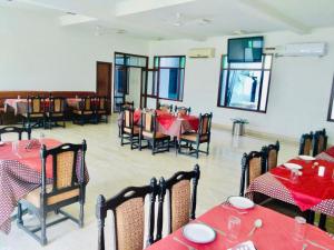 Ресторант или друго място за хранене в Hotel Regency Bina