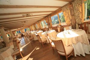 Restaurace v ubytování Hotel Shandranj