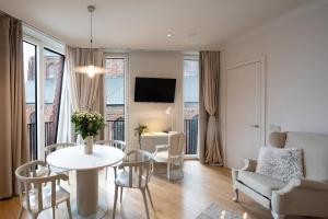 TV a/nebo společenská místnost v ubytování Redstone Apartments