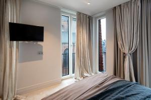 TV a/nebo společenská místnost v ubytování Redstone Apartments