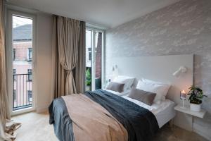 Postel nebo postele na pokoji v ubytování Redstone Apartments