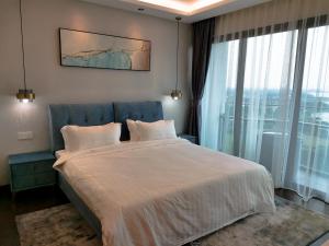 1 dormitorio con cama grande y ventana grande en Stay @ Almas Puteri Harbour, en Nusajaya