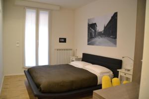 una camera da letto con un letto e una grande finestra di B&B Dell'Orso - Affittacamere - Guest house a Bologna