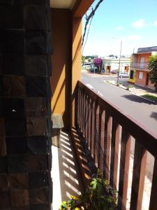 einen Balkon mit Straßenblick in der Unterkunft N1 1 Apartamento Completo 2 Dormitorios en Centro de Artigas in Artigas