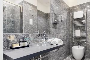 Koupelna v ubytování Aiello Rooms - San Babila + 37 fotografií