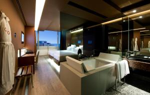 Cama ou camas em um quarto em The Vine Hotel