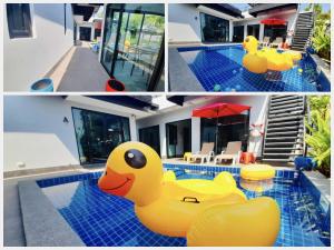 une piscine avec un jouet gonflable de canard en caoutchouc dans l'établissement Pudpichaya Pool Villa, à Ban Sahakham