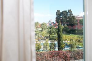 - une vue sur le parc depuis la fenêtre dans l'établissement Rex Hotel Residence, à Gênes