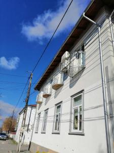 Casa Martin في سولينا: مبنى ابيض نوافذه جانبيه