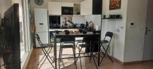 a kitchen with a table and chairs in a room at TERRASSES PARC NATIONAL DES CALANQUES-SORMIOU in Marseille