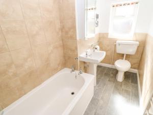 un bagno con vasca, WC e lavandino di Daisy Cottage a Leyburn Altre 18 foto