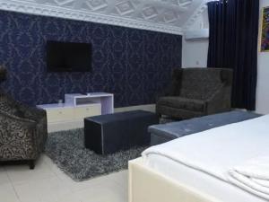 Un lugar para sentarse en Room in Lodge - Benac Suites and Hotel