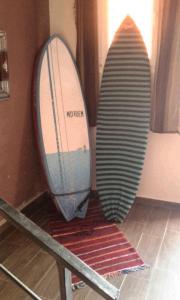 twee surfplanken op een rek in een kamer bij Water Dance in Imsouane +29 foto's