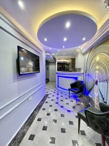 een lobby met een paars plafond en een bar bij Crowned Hotel in Istanbul