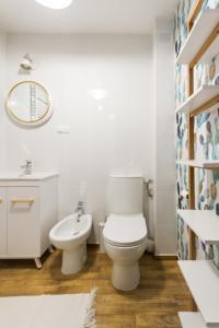 ミエルノにあるMessaのトイレと洗面台を備えた白いバスルーム +31枚の写真