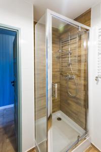 ミエルノにあるMessaの浴室のガラス扉付きシャワー