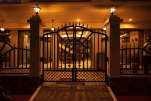 Rajdarbar Hotel & Banquet, Siliguri في سيليغري: بوابة في مبنى عليه انوار