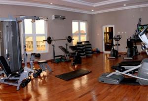 een fitnessruimte met veel fitnessapparatuur in een kamer bij Room in Lodge - La Diva Hotels Events Centre in Asaba