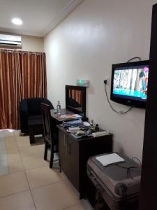 Un televizor și/sau centru de divertisment la Room in Lodge - All Seasons Hotel-apartment