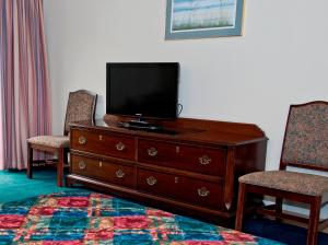 TV a/nebo společenská místnost v ubytování Sequim Bay Lodge