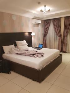 Llit o llits en una habitació de Room in Apartment - Carlton Gate Xclusive Hotel