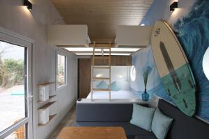 Predel za sedenje v nastanitvi Tiny Wave Tiny House auf dem Campingplatz Strandgut