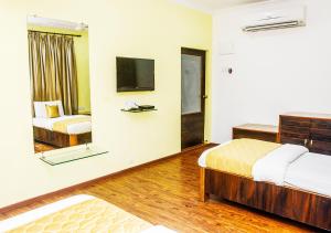 Postel nebo postele na pokoji v ubytování Hotel Subhash- Andheri