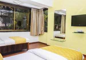 TV a/nebo společenská místnost v ubytování Hotel Subhash- Andheri