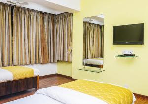 Postel nebo postele na pokoji v ubytování Hotel Subhash- Andheri
