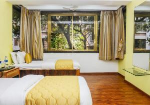Postel nebo postele na pokoji v ubytování Hotel Subhash- Andheri