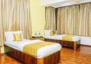 Postel nebo postele na pokoji v ubytování Hotel Subhash- Andheri
