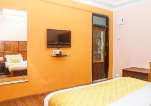 Postel nebo postele na pokoji v ubytování Hotel Subhash- Andheri