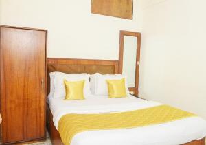 Postel nebo postele na pokoji v ubytování Hotel Subhash- Andheri