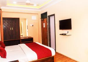 Postel nebo postele na pokoji v ubytování Hotel Subhash- Andheri