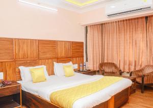 Postel nebo postele na pokoji v ubytování Hotel Subhash- Andheri