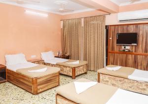 TV a/nebo společenská místnost v ubytování Hotel Subhash- Andheri