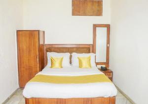 Postel nebo postele na pokoji v ubytování Hotel Subhash- Andheri