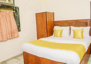 Postel nebo postele na pokoji v ubytování Hotel Subhash- Andheri