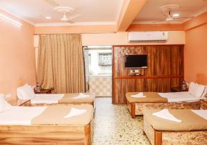TV a/nebo společenská místnost v ubytování Hotel Subhash- Andheri