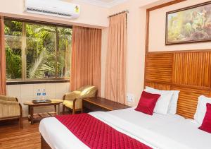 Postel nebo postele na pokoji v ubytování Hotel Subhash- Andheri