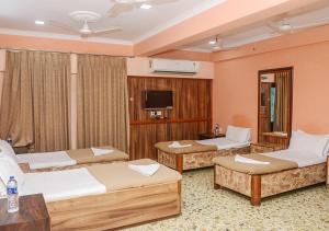 Postel nebo postele na pokoji v ubytování Hotel Subhash- Andheri