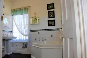 Ванна кімната в Seaside Luxury House on the Suffolk Coast