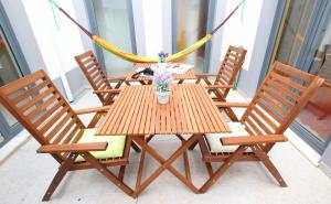 a wooden table topped with a wooden table cloth at Casa a Sul - Lagos Guesthouses in Lagos
