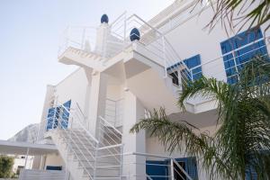 un edificio blanco con escaleras. en B&B Villa Sara, en San Vito lo Capo