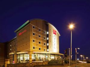 een hotelgebouw 's nachts met een straatlicht bij ibis Leicester in Leicester