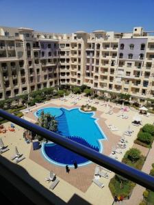 florenza khamsin studio in hurghada pool view veya yakınında bir havuz manzarası