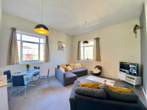 a living room with a couch and a table at 4 Single beds or 2 Doubles - FREE PARKING SPACES - SMART TV's - City Centre Spacious flat in Southampton