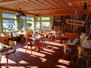 Restaurace v ubytování Hotel Rhodannenberg AG + 17 fotografií