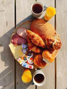 a tray of bread and pastries and two cups of coffee at Costa Kabrita in Huijbergen