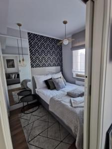 una piccola camera con letto e finestra di Apartment Paula a Świnoujście